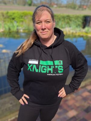 side-hoodie https://shop.oldenburgknights.de/wp-content/uploads/2026/04/side-hoodie-2-300x400.jpg